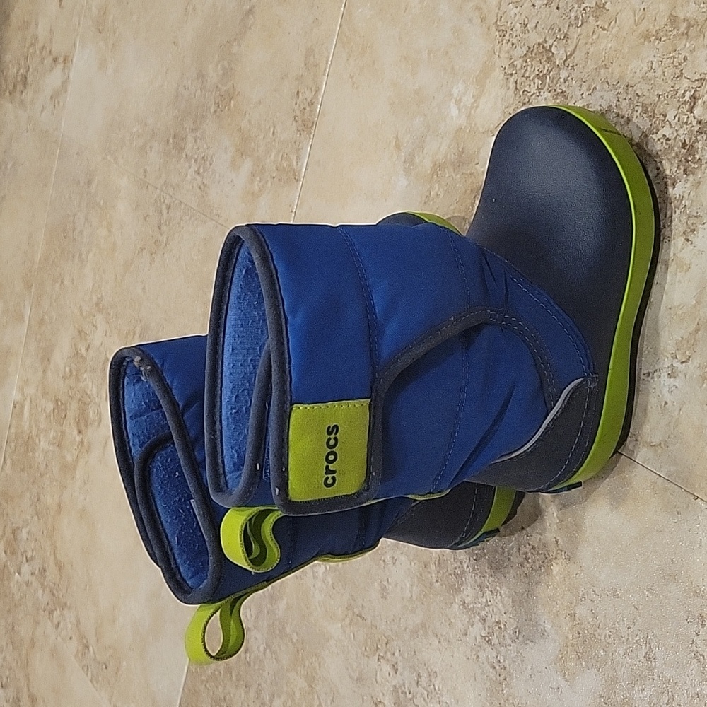 Crocs toddler size 8 snowboots